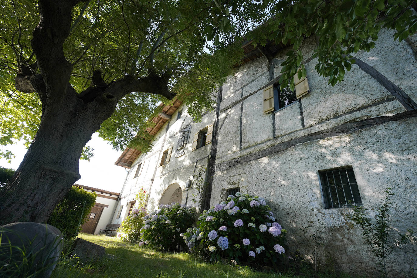 Anoeta. Situado a orillas del Oria, con una larga tradición industrial, alberga en sus terrenos el poblado amurallado de Basagain, surgido en el siglo V antes de Cristo