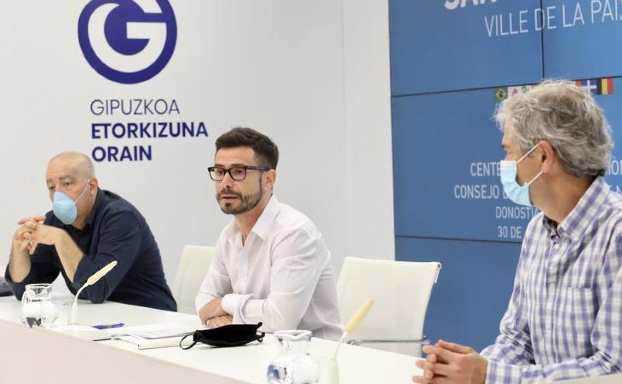 Carlos Rilova, Harkaitz Millán y Juan Soroeta en la presentación de los actos. 