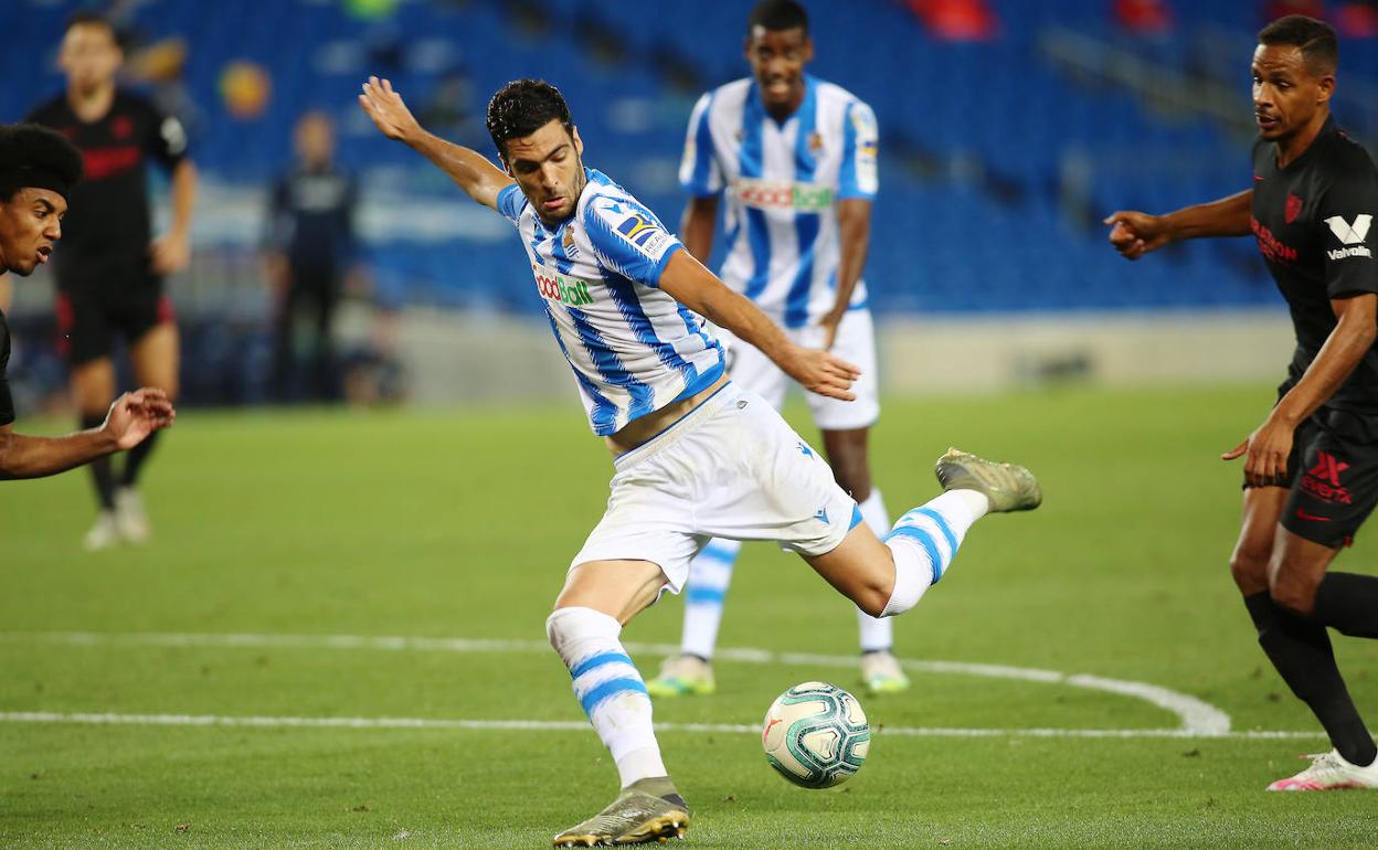 Mikel Merino dispara a puerta en una buena ocasión para la Real durante la segunda parte. 