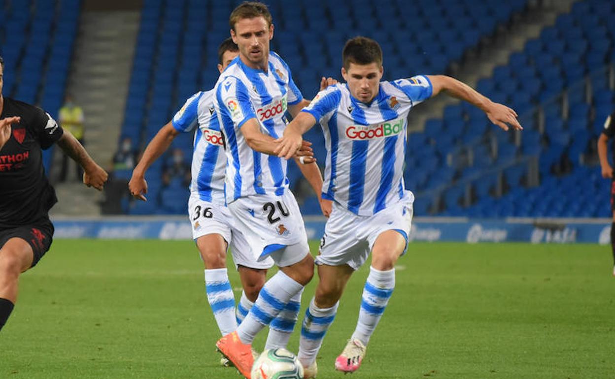 Monreal y Zubeldia quieren el balón. 