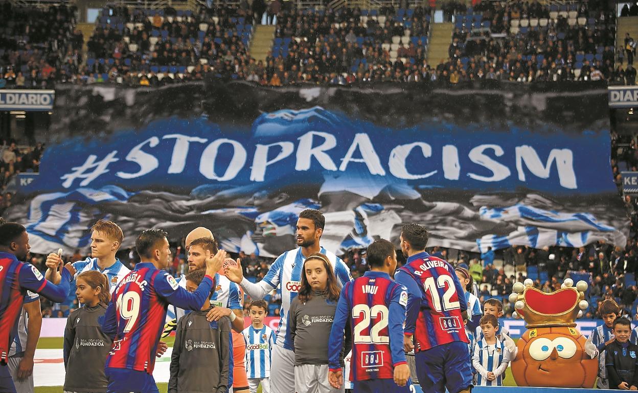 Jugadores de Real Sociedad y Eibar se saludan en la previa del derbi guipuzcoano de la primera vuelta.