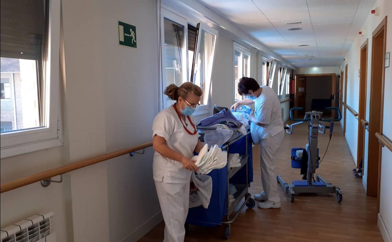 Salud cierra los udalekus y centros de día, y también limita las visitas a las residencias