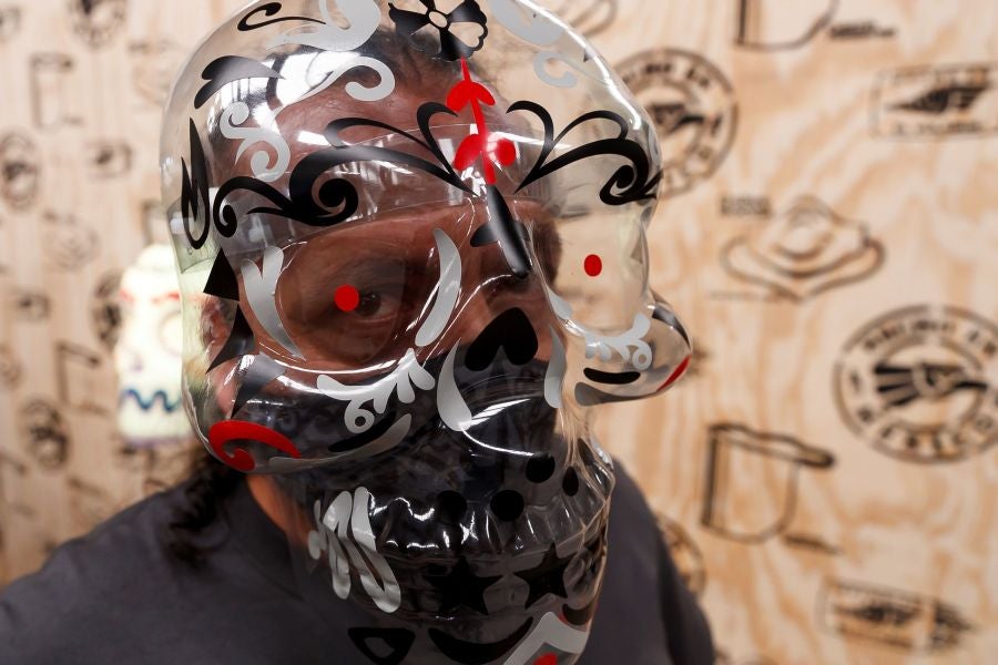 Vista de unos cubrebocas y caretas con diseños de calaveras creados en el taller El Volador en Ciudad de México. El taller mexicano de plástica El Volador que lleva más de 30 años haciendo máscaras, escenografías y ofrendas del Día de Muertos se ha reinventado con la fabricación de cubrebocas y máscaras inspirados en la cultura mexicana