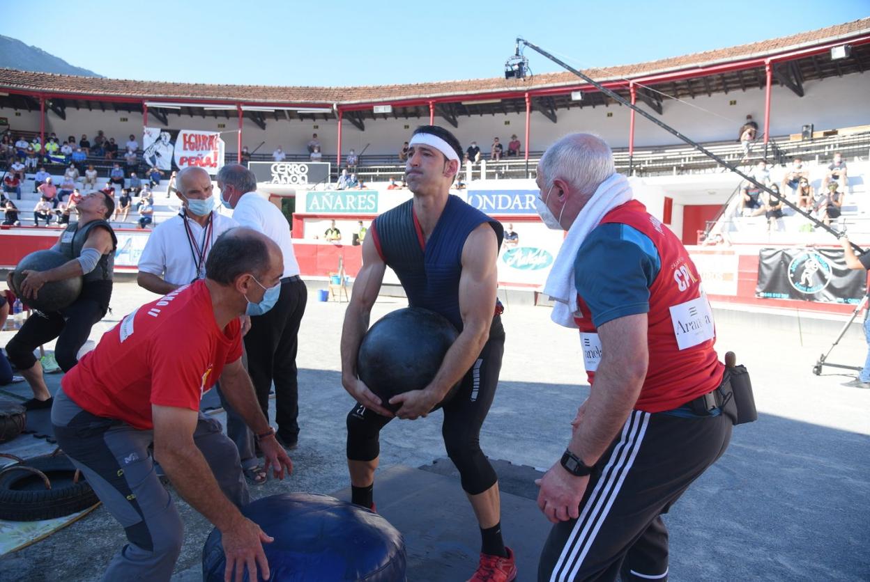Peñagarikano se mostró más poderoso en el levantamiento de piedra que Aizperro, forzado en todo momento. 