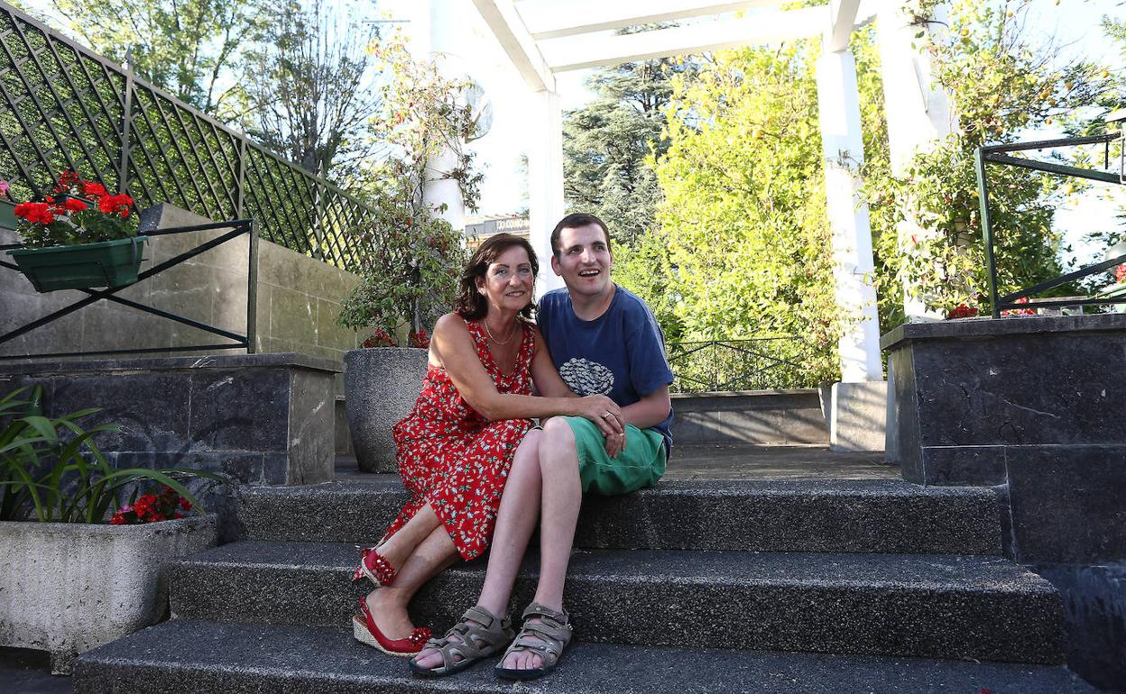 Mila con su hijo Javi, de 35 años, que tendrá que volver a prescindir del centro de día por un tiempo. 