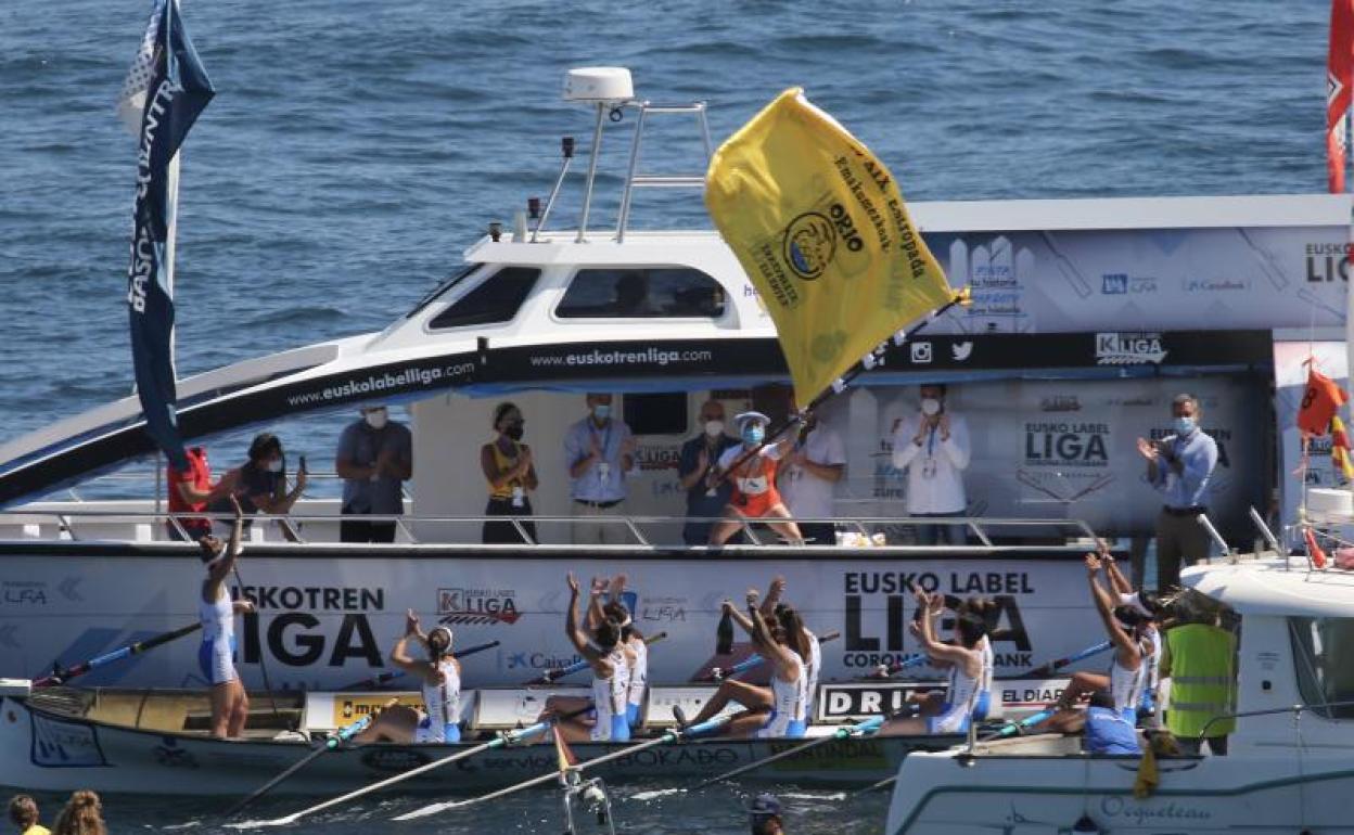 Donostiarra celebra su victoria en la regata de Orio