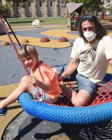 Imagen secundaria 2 - Josune Areso, sale de la playa de la Zurriola, con sus dos hijas de 10 y 6 años..Jaione Rodríguez no tiene reparo en que su hijo vaya a las colonias, «siempre va con mascarilla». Aitor Idígoras podrá seguir llevando a Juka a las colonias. Al ser privada no tienen la obligación de cerrar.