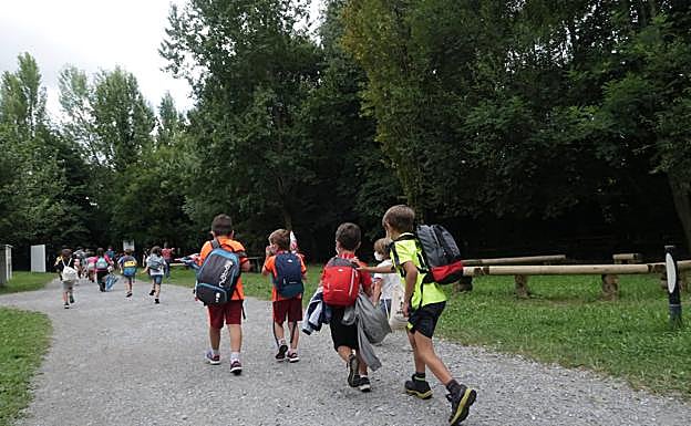 Un grupo de niños con mascarilla, esta semana en el udaleku en la Ekoetxea de Irun. 