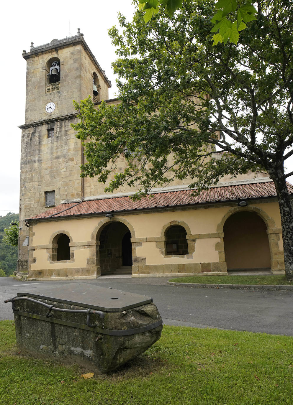 Aizarnazabal. Situado en un bello paraje de tonos verdes, en el valle del Urola, conserva su personalidad rural pese a haber desarrollado una importante industria