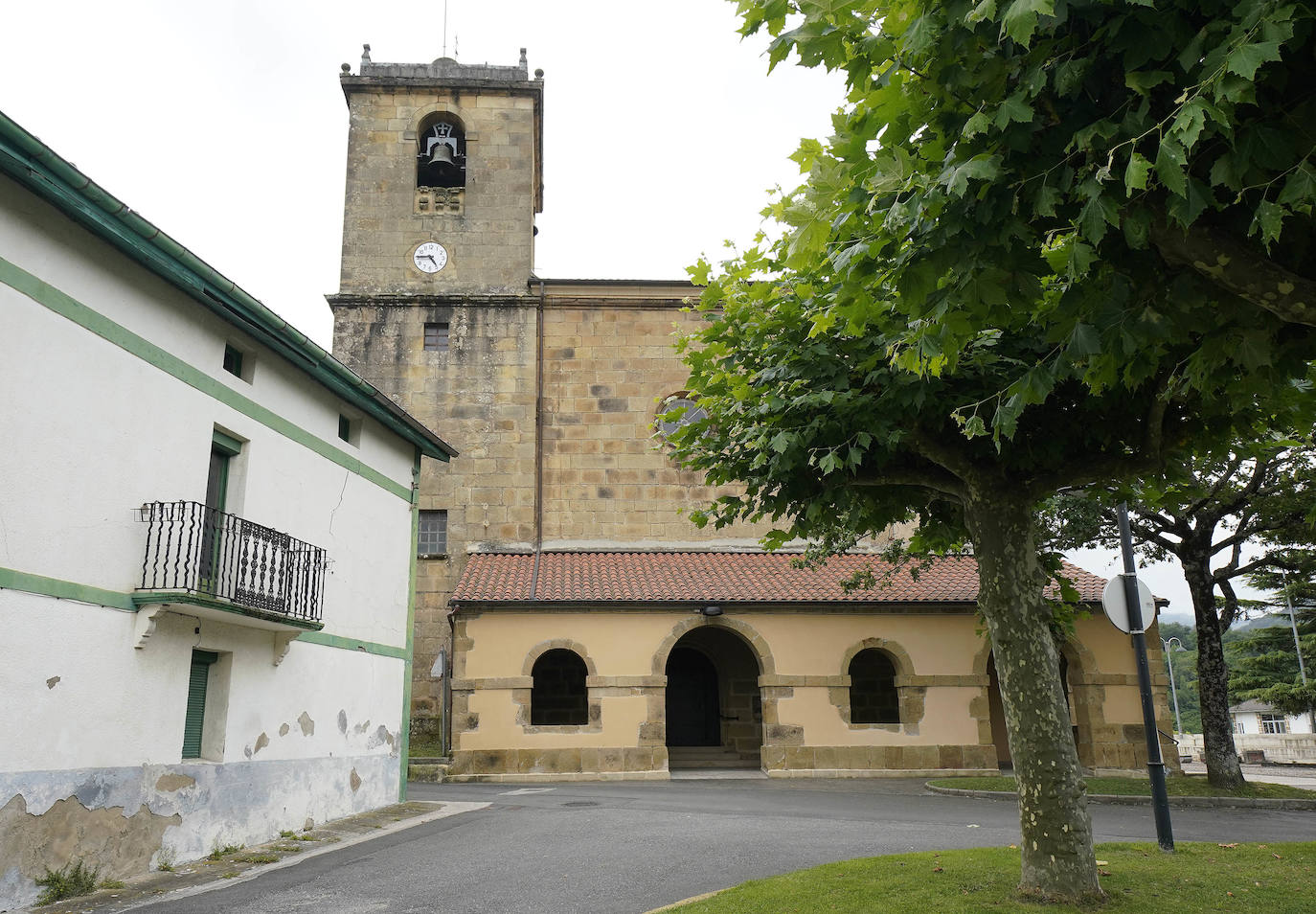 Aizarnazabal. Situado en un bello paraje de tonos verdes, en el valle del Urola, conserva su personalidad rural pese a haber desarrollado una importante industria