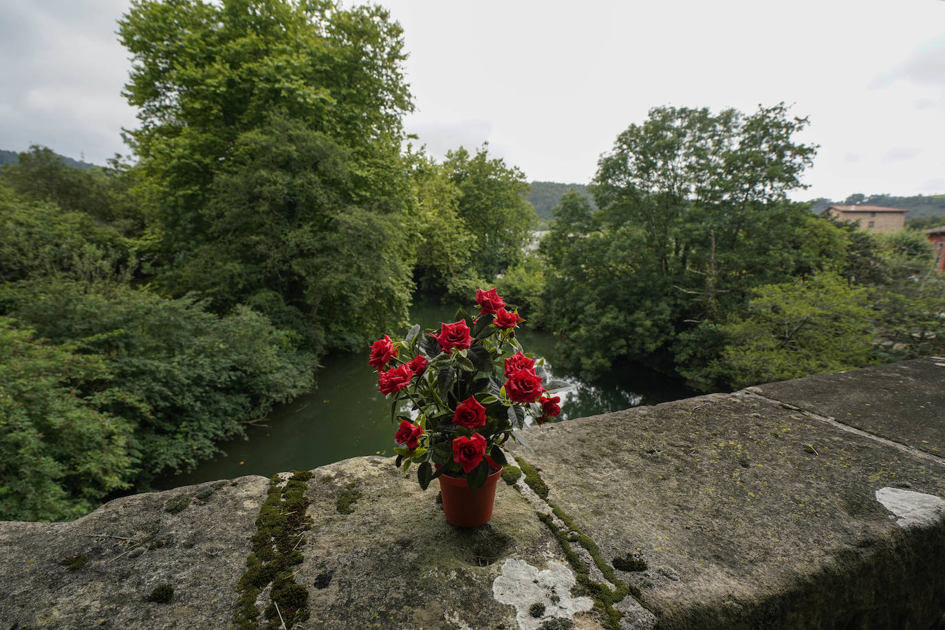 Aizarnazabal. Situado en un bello paraje de tonos verdes, en el valle del Urola, conserva su personalidad rural pese a haber desarrollado una importante industria