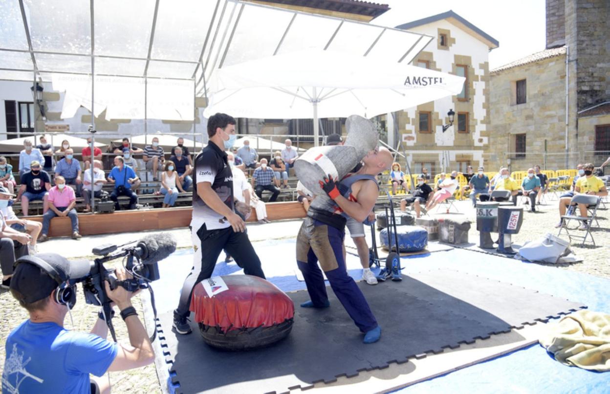Urra, en acción ante la mirada de espectadores bien protegidos. 