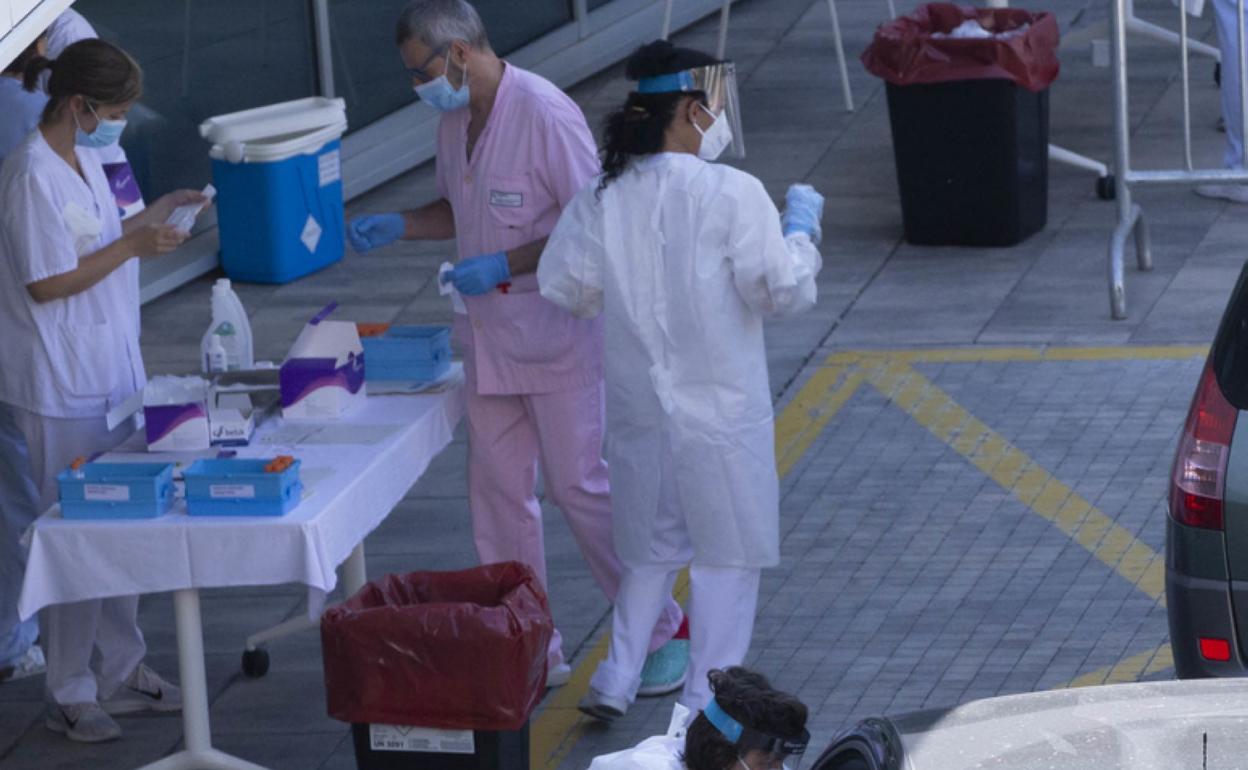 Sanitarias realizan pruebas PCR junto al hospital de Eibar. 