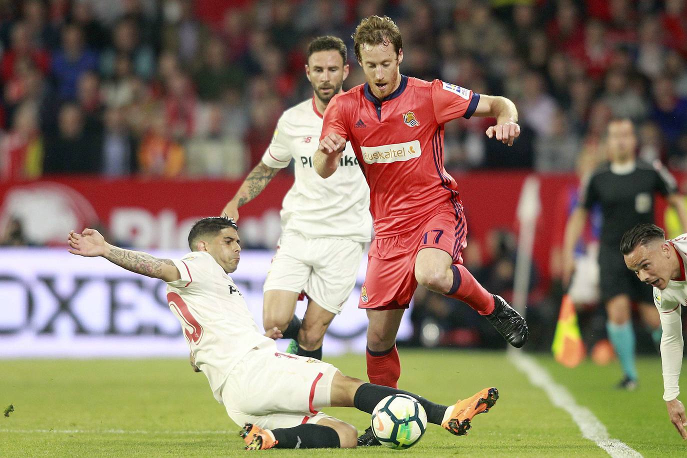 Zurutuza, en la imagen ante el Sevilla, tuvo un gran protagonismo en el equipo hasta la campaña 2017-18, siempre que las lesiones le respetaron. Sin embargo, en la siguiente temporada, volvió a recaer con continuos problemas físicos.