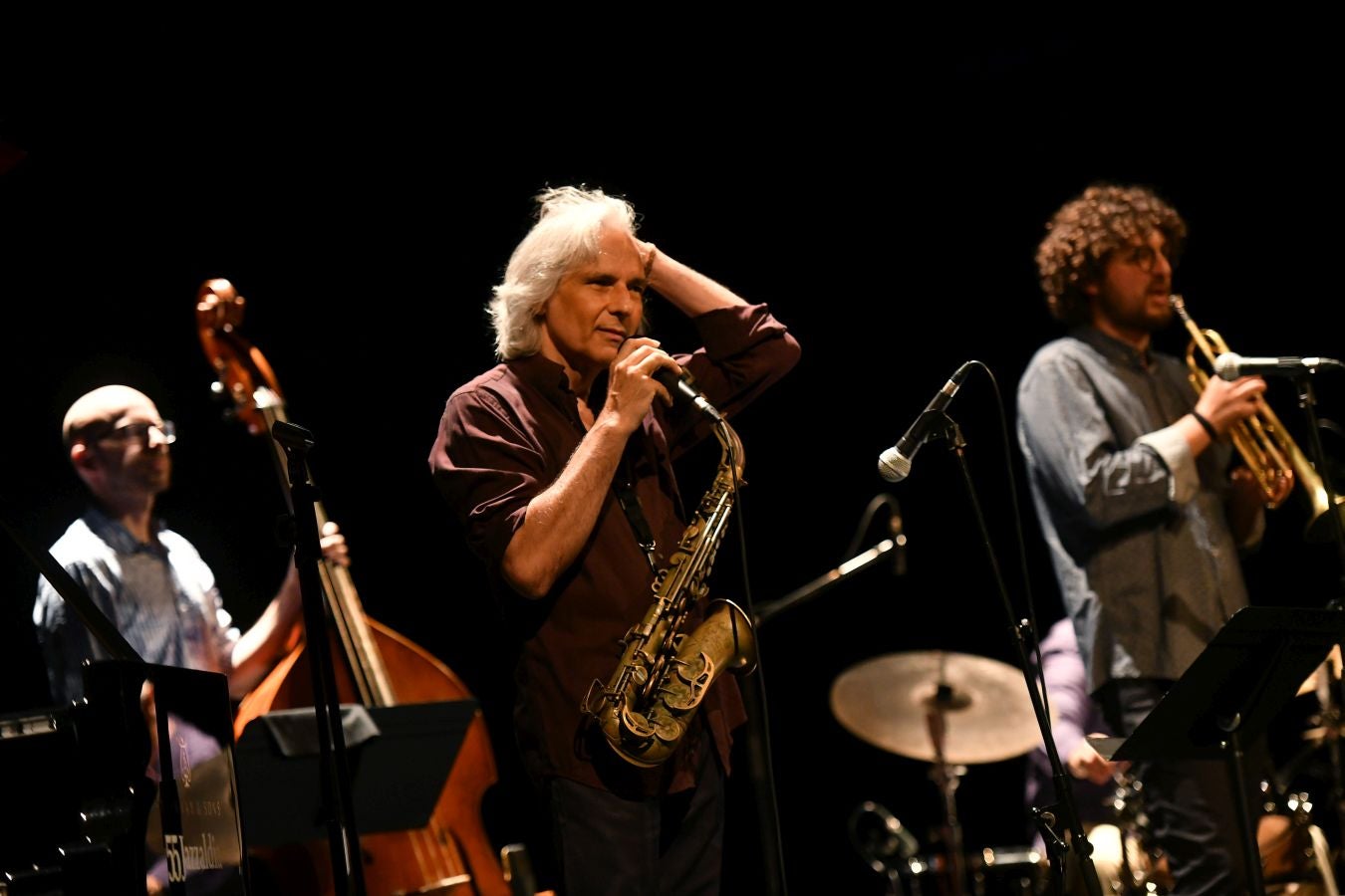 Homenaje en el Victoria Eugenia a los 100 años del nacimiento de Charlie Parker y dirigido por el gran saxo alto Perico Sambeat. Perico Sambeat (saxo alto), Voro García (trompeta), Albert Sanz (piano), Toño de Miguel (contrabajo) y Stephen Keogh (batería) reinterpretan uno de los mejores conciertos grabados de la historia del Jazz, cumbre del movimiento bebop: Jazz at Massey Hall
