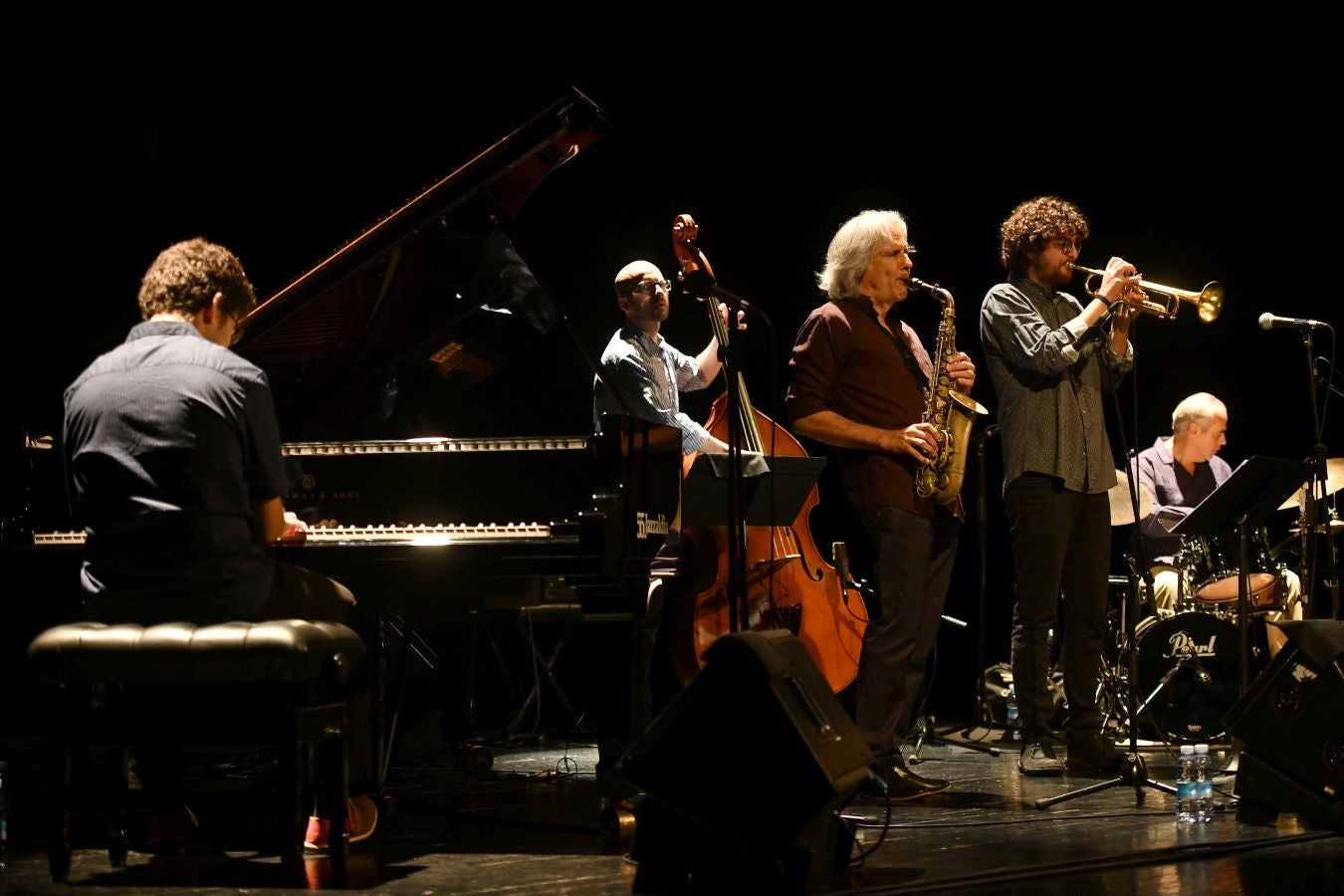 Homenaje en el Victoria Eugenia a los 100 años del nacimiento de Charlie Parker y dirigido por el gran saxo alto Perico Sambeat. Perico Sambeat (saxo alto), Voro García (trompeta), Albert Sanz (piano), Toño de Miguel (contrabajo) y Stephen Keogh (batería) reinterpretan uno de los mejores conciertos grabados de la historia del Jazz, cumbre del movimiento bebop: Jazz at Massey Hall