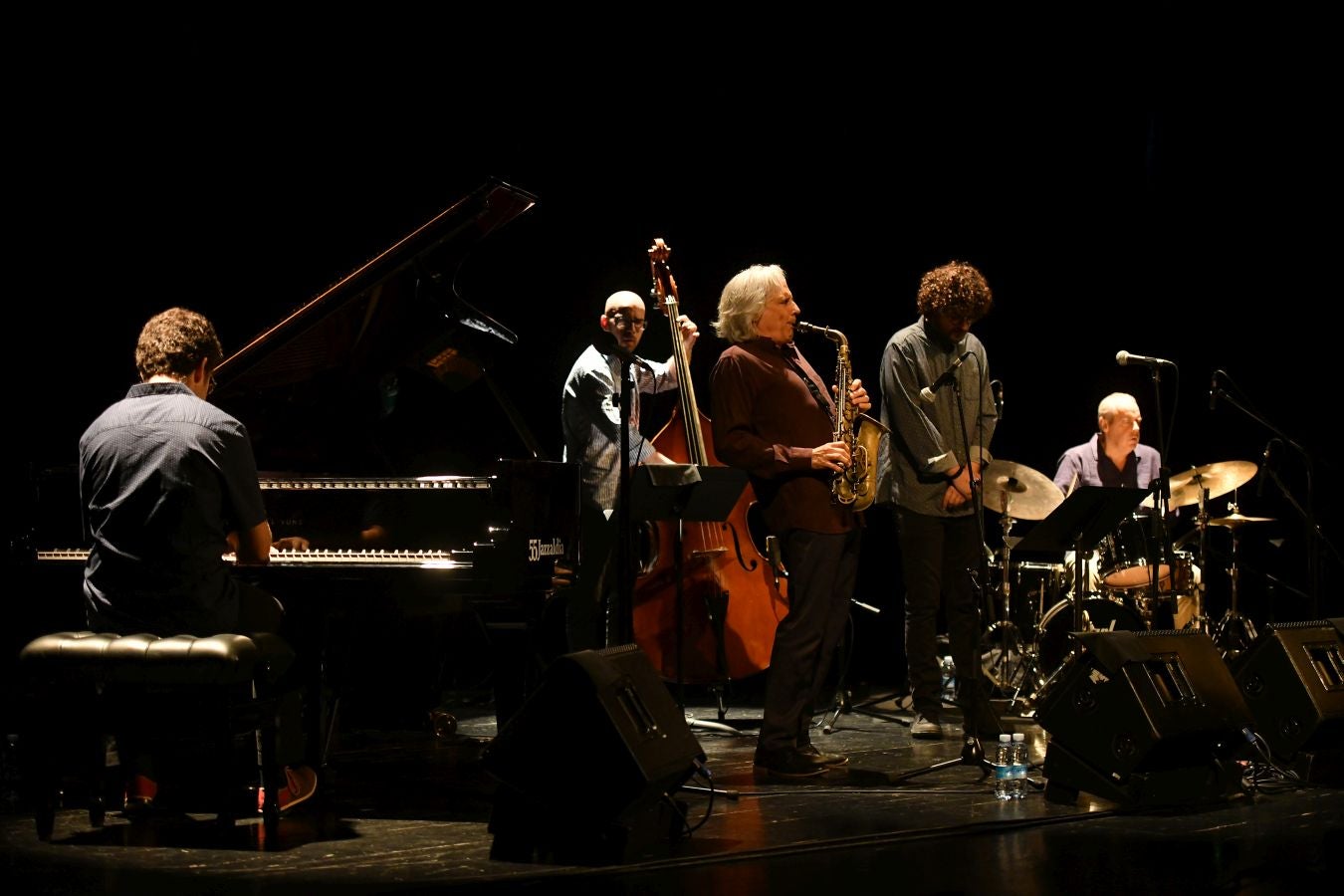 Homenaje en el Victoria Eugenia a los 100 años del nacimiento de Charlie Parker y dirigido por el gran saxo alto Perico Sambeat. Perico Sambeat (saxo alto), Voro García (trompeta), Albert Sanz (piano), Toño de Miguel (contrabajo) y Stephen Keogh (batería) reinterpretan uno de los mejores conciertos grabados de la historia del Jazz, cumbre del movimiento bebop: Jazz at Massey Hall