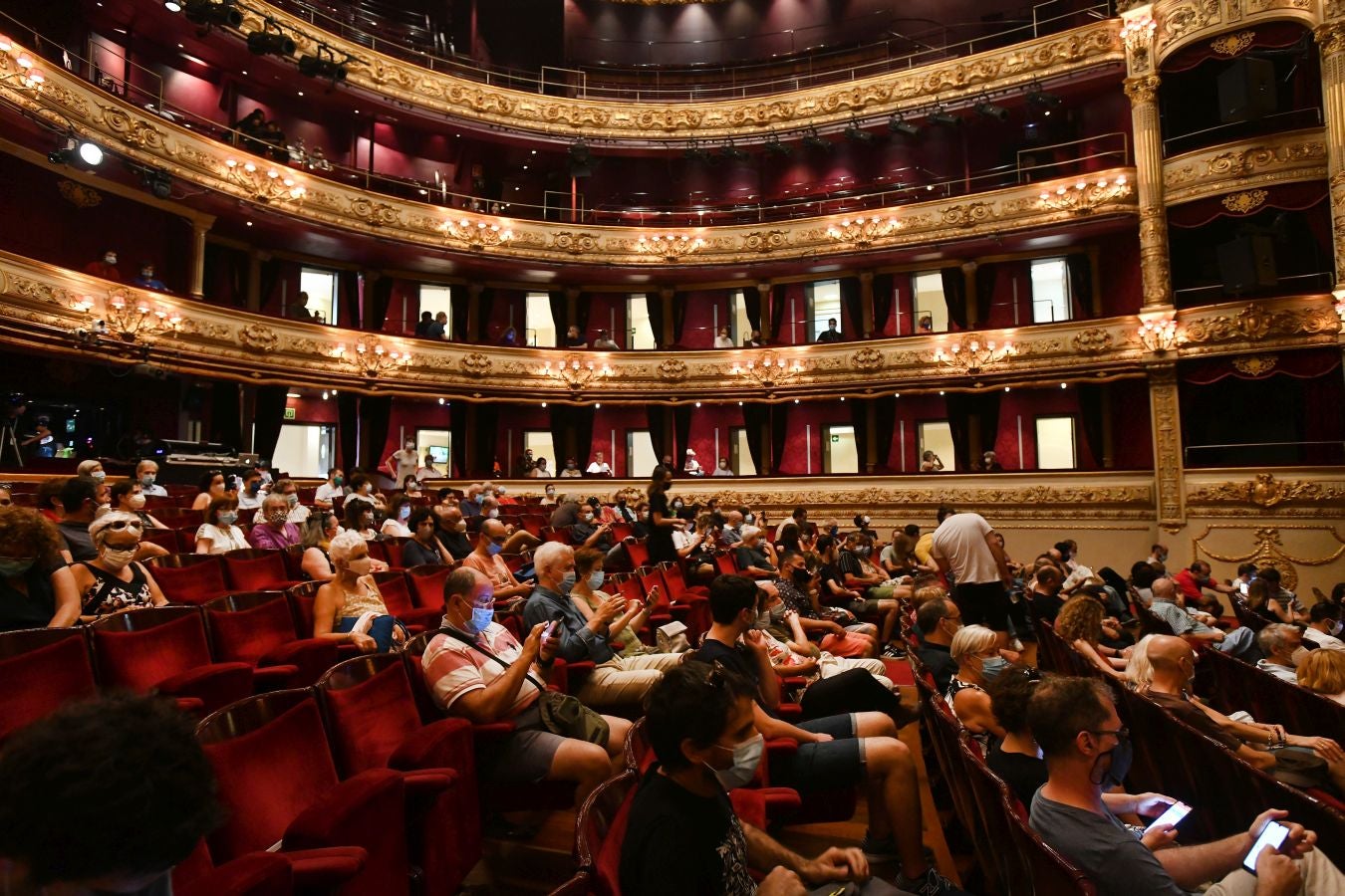 Homenaje en el Victoria Eugenia a los 100 años del nacimiento de Charlie Parker y dirigido por el gran saxo alto Perico Sambeat. Perico Sambeat (saxo alto), Voro García (trompeta), Albert Sanz (piano), Toño de Miguel (contrabajo) y Stephen Keogh (batería) reinterpretan uno de los mejores conciertos grabados de la historia del Jazz, cumbre del movimiento bebop: Jazz at Massey Hall