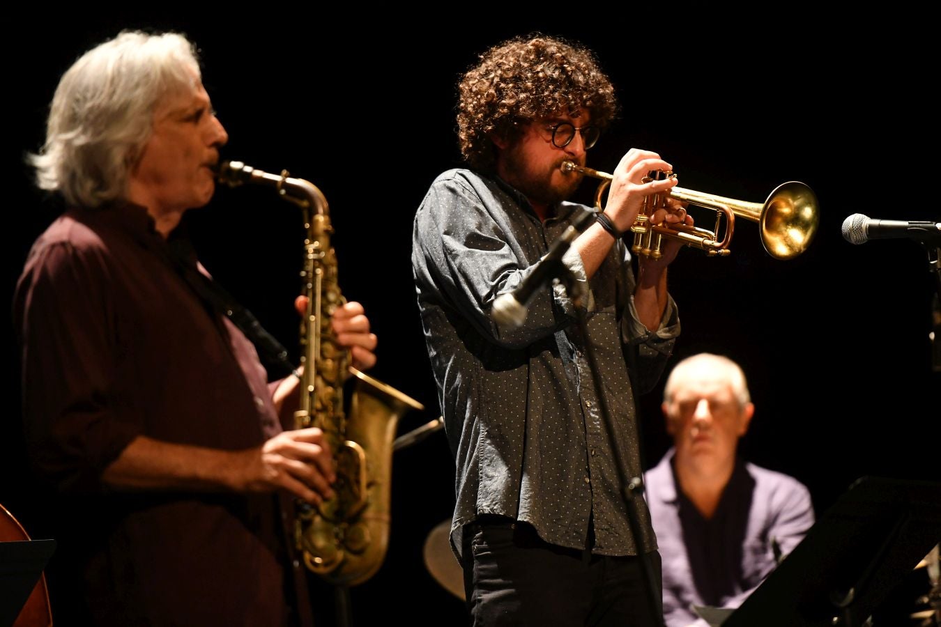 Homenaje en el Victoria Eugenia a los 100 años del nacimiento de Charlie Parker y dirigido por el gran saxo alto Perico Sambeat. Perico Sambeat (saxo alto), Voro García (trompeta), Albert Sanz (piano), Toño de Miguel (contrabajo) y Stephen Keogh (batería) reinterpretan uno de los mejores conciertos grabados de la historia del Jazz, cumbre del movimiento bebop: Jazz at Massey Hall