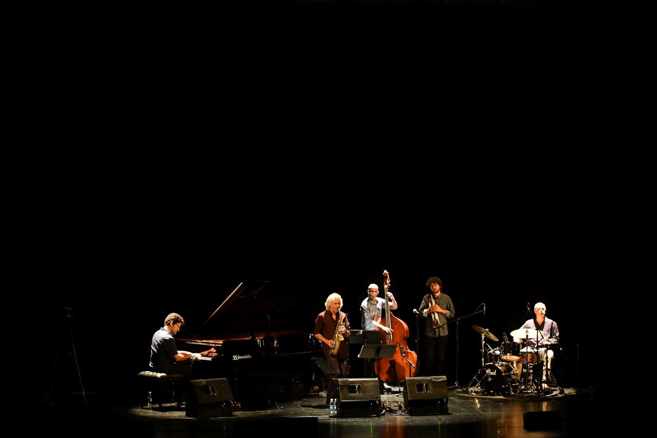 Homenaje en el Victoria Eugenia a los 100 años del nacimiento de Charlie Parker y dirigido por el gran saxo alto Perico Sambeat. Perico Sambeat (saxo alto), Voro García (trompeta), Albert Sanz (piano), Toño de Miguel (contrabajo) y Stephen Keogh (batería) reinterpretan uno de los mejores conciertos grabados de la historia del Jazz, cumbre del movimiento bebop: Jazz at Massey Hall