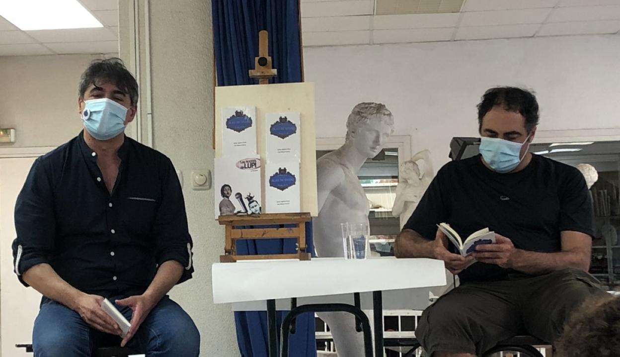 José Blanco García y Javier Aguirre, durante la presentación del poemario 'Calle Blas de Otero'. 