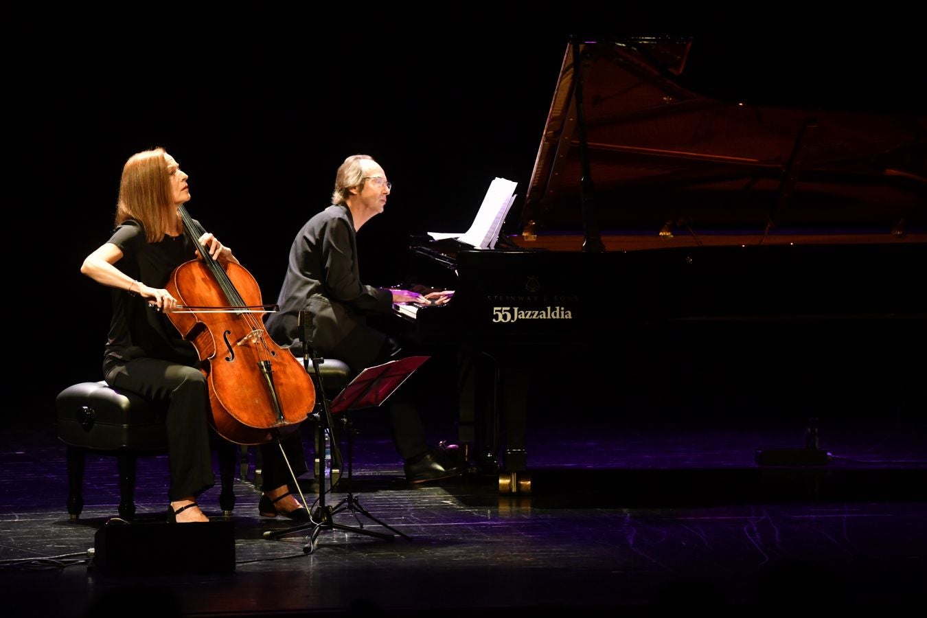 Segunda jornada en el Festival de Jazz de San Sebastián. La chelista alemana Anja Lechner y el pianista francés François Couturier han presentado este jueves su último trabajo, 'Lontano', en el teatro Victoria Eugenia.