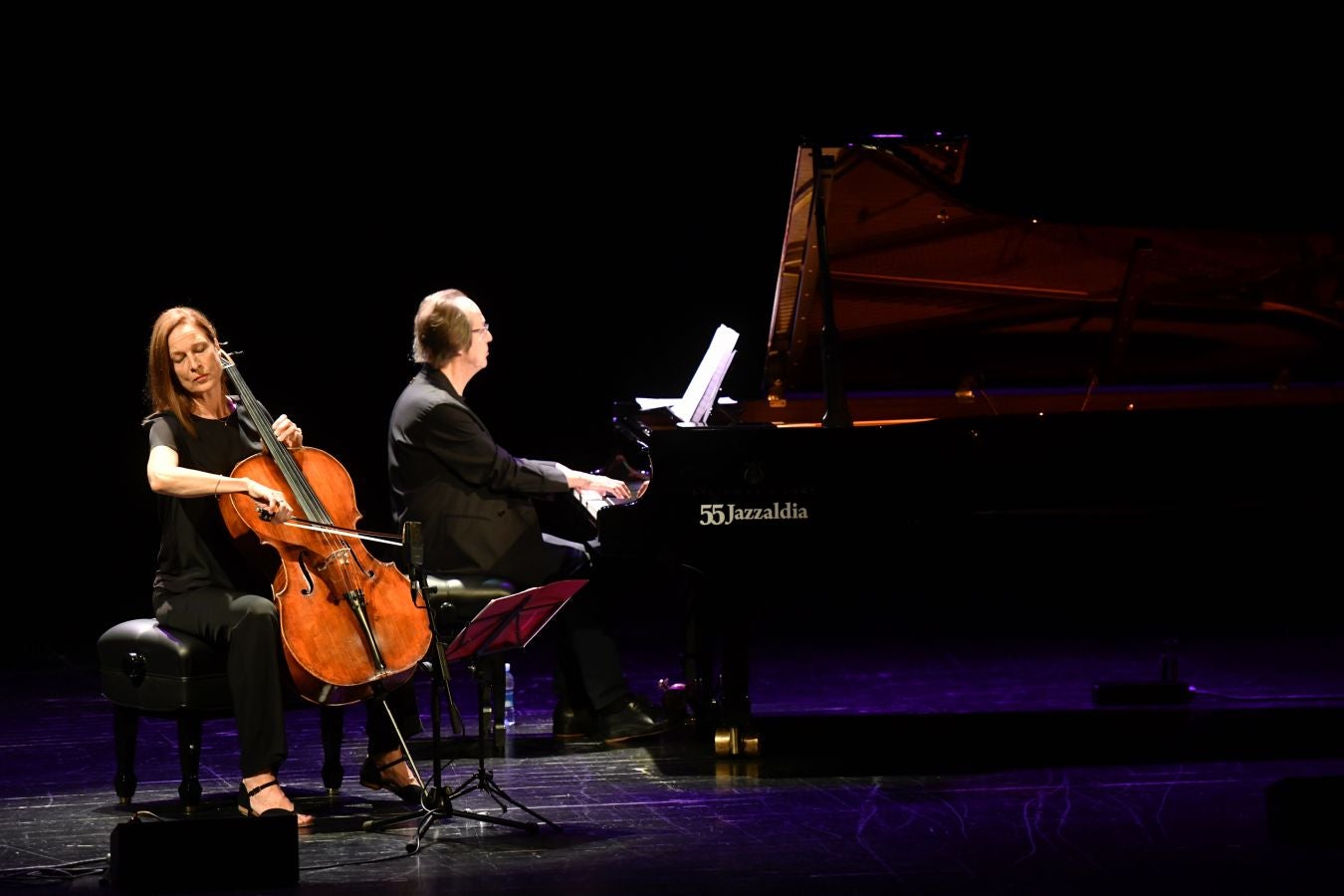 Segunda jornada en el Festival de Jazz de San Sebastián. La chelista alemana Anja Lechner y el pianista francés François Couturier han presentado este jueves su último trabajo, 'Lontano', en el teatro Victoria Eugenia.