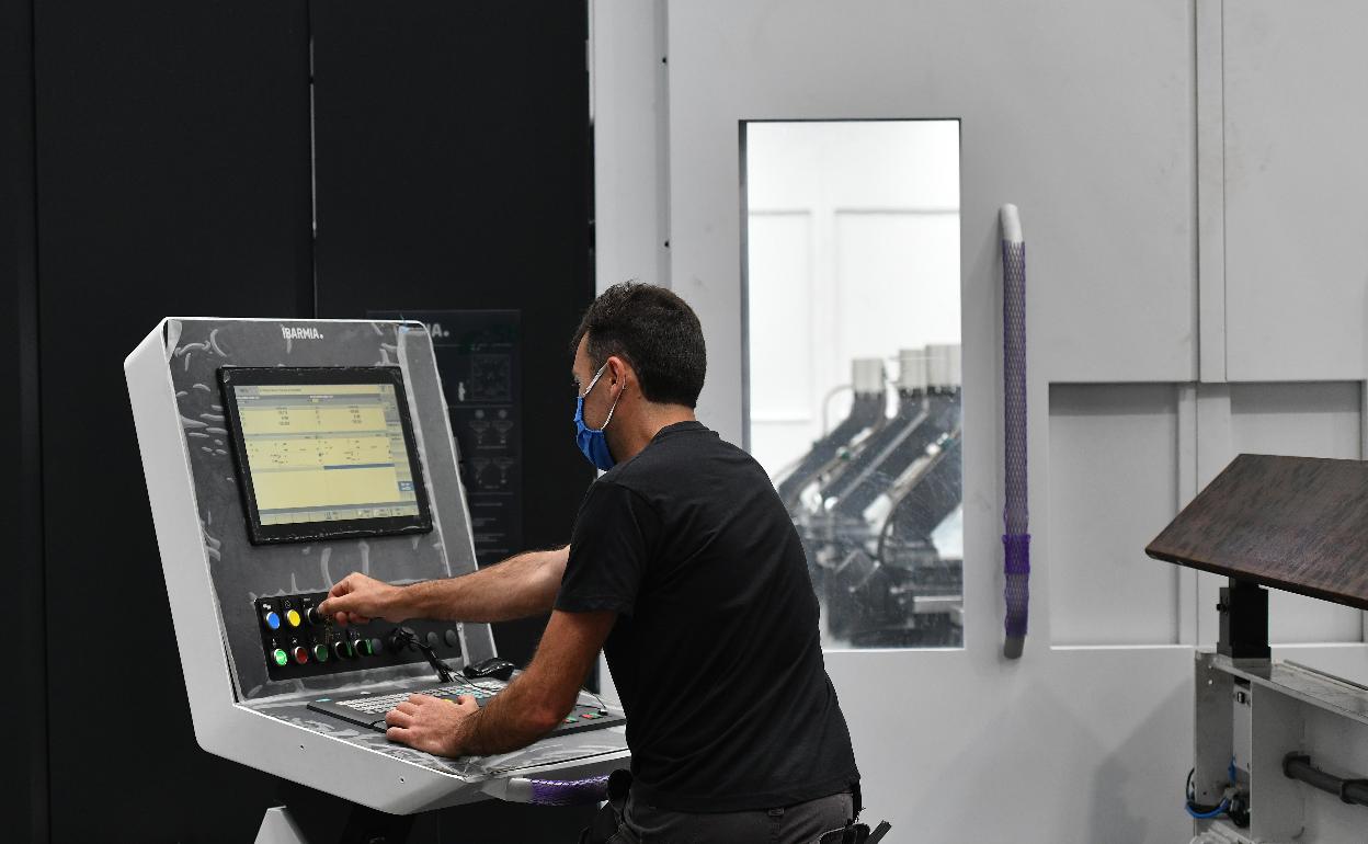 Un trabajador en una fábrica de máquina-herramienta. 