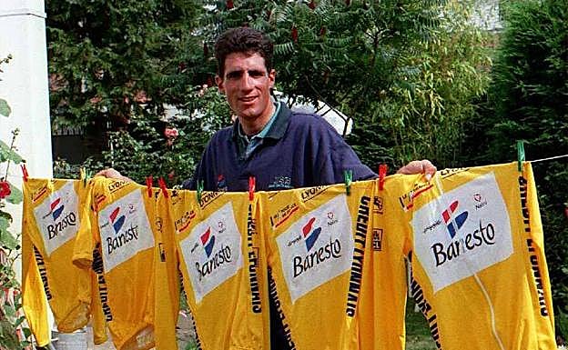 La 'colada' de Indurain con los cinco maillots amarillos conquistados en los cinco Tour.