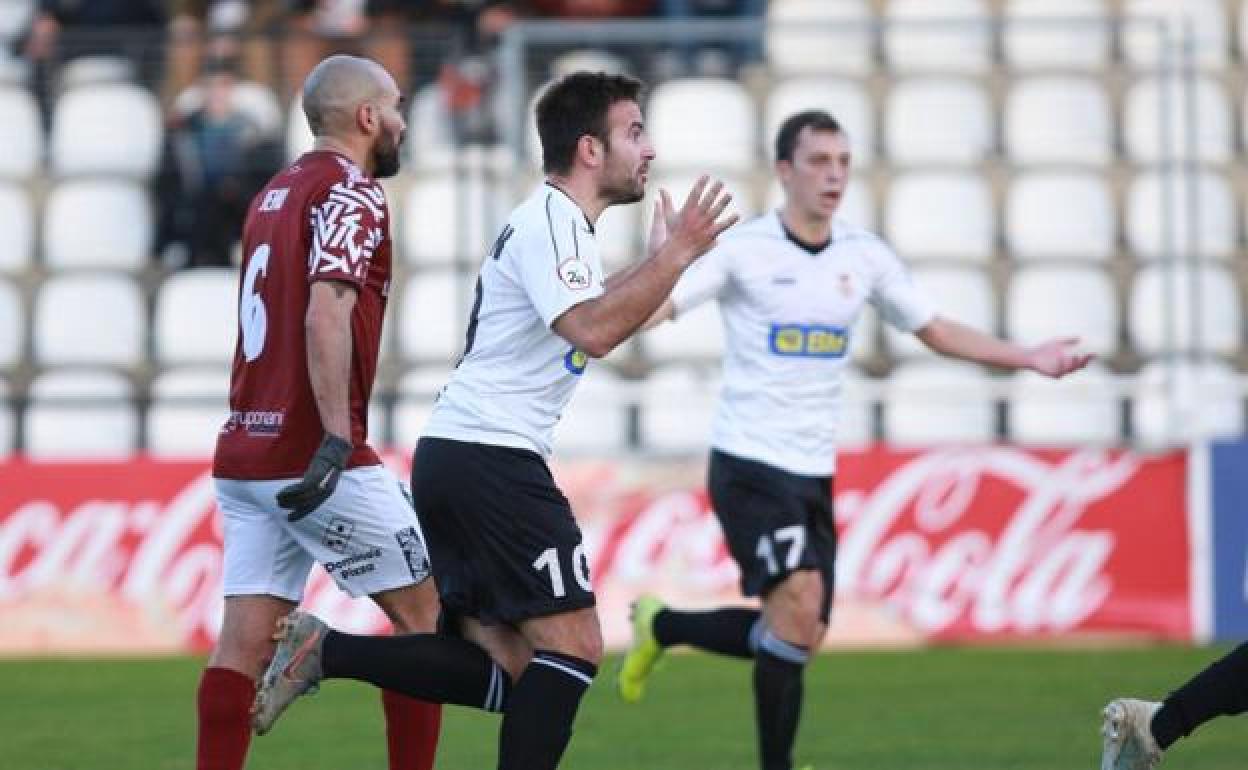 Galán, en primer plano, en un momento del encuentro ante el Salamanca.