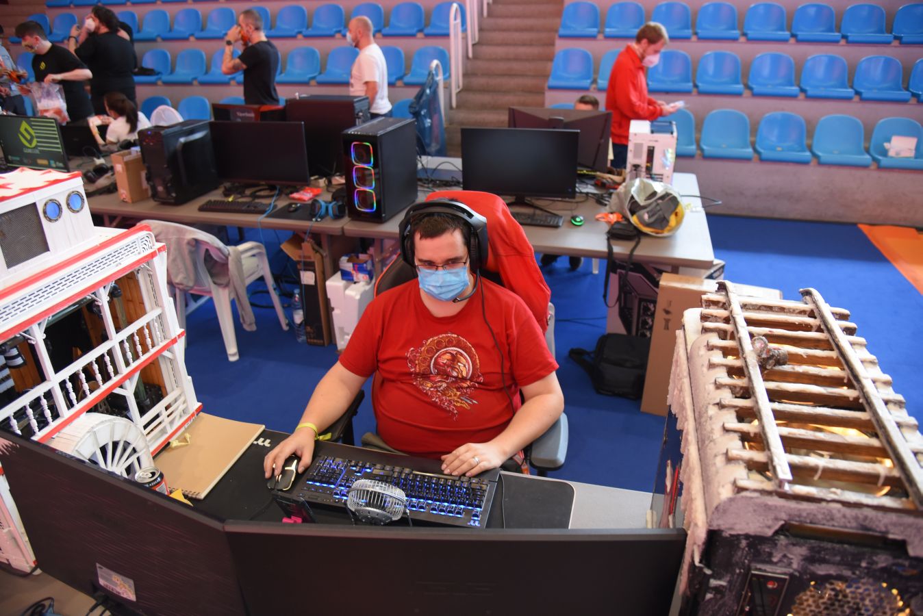 La Euskal Encounter ha arrancado este viernes con un guiño a la nostalgia: los organizadores de la primera edición se han vuelto a reunir, 28 años después, en el frontón Ederrena de Urretxu para coordinar esta 'party' que se desarrolarrá de forma telemática debido a la pandemia. 