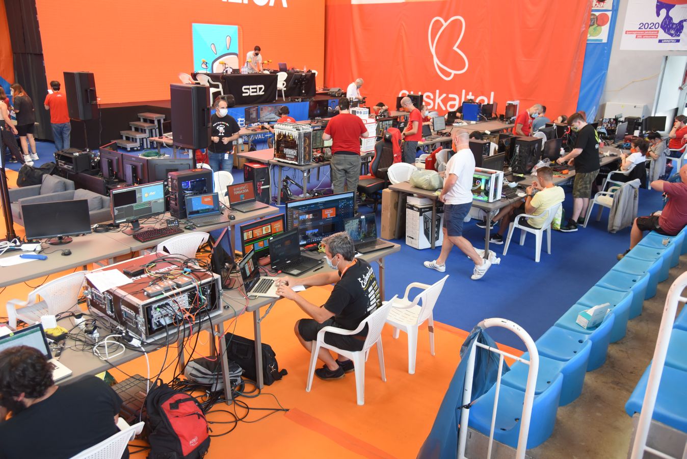 La Euskal Encounter ha arrancado este viernes con un guiño a la nostalgia: los organizadores de la primera edición se han vuelto a reunir, 28 años después, en el frontón Ederrena de Urretxu para coordinar esta 'party' que se desarrolarrá de forma telemática debido a la pandemia. 