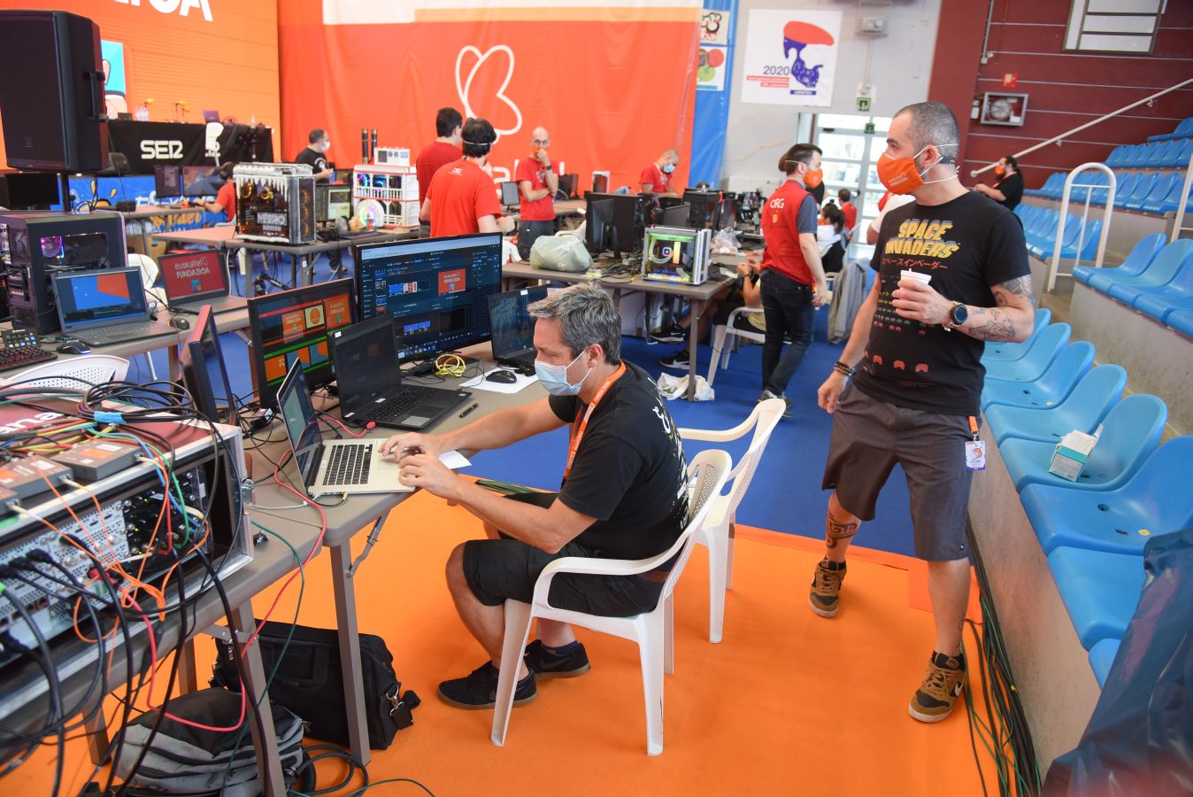 La Euskal Encounter ha arrancado este viernes con un guiño a la nostalgia: los organizadores de la primera edición se han vuelto a reunir, 28 años después, en el frontón Ederrena de Urretxu para coordinar esta 'party' que se desarrolarrá de forma telemática debido a la pandemia. 