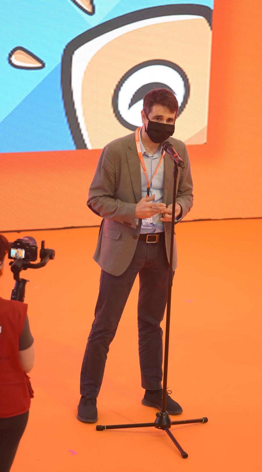 La Euskal Encounter ha arrancado este viernes con un guiño a la nostalgia: los organizadores de la primera edición se han vuelto a reunir, 28 años después, en el frontón Ederrena de Urretxu para coordinar esta 'party' que se desarrolarrá de forma telemática debido a la pandemia. 