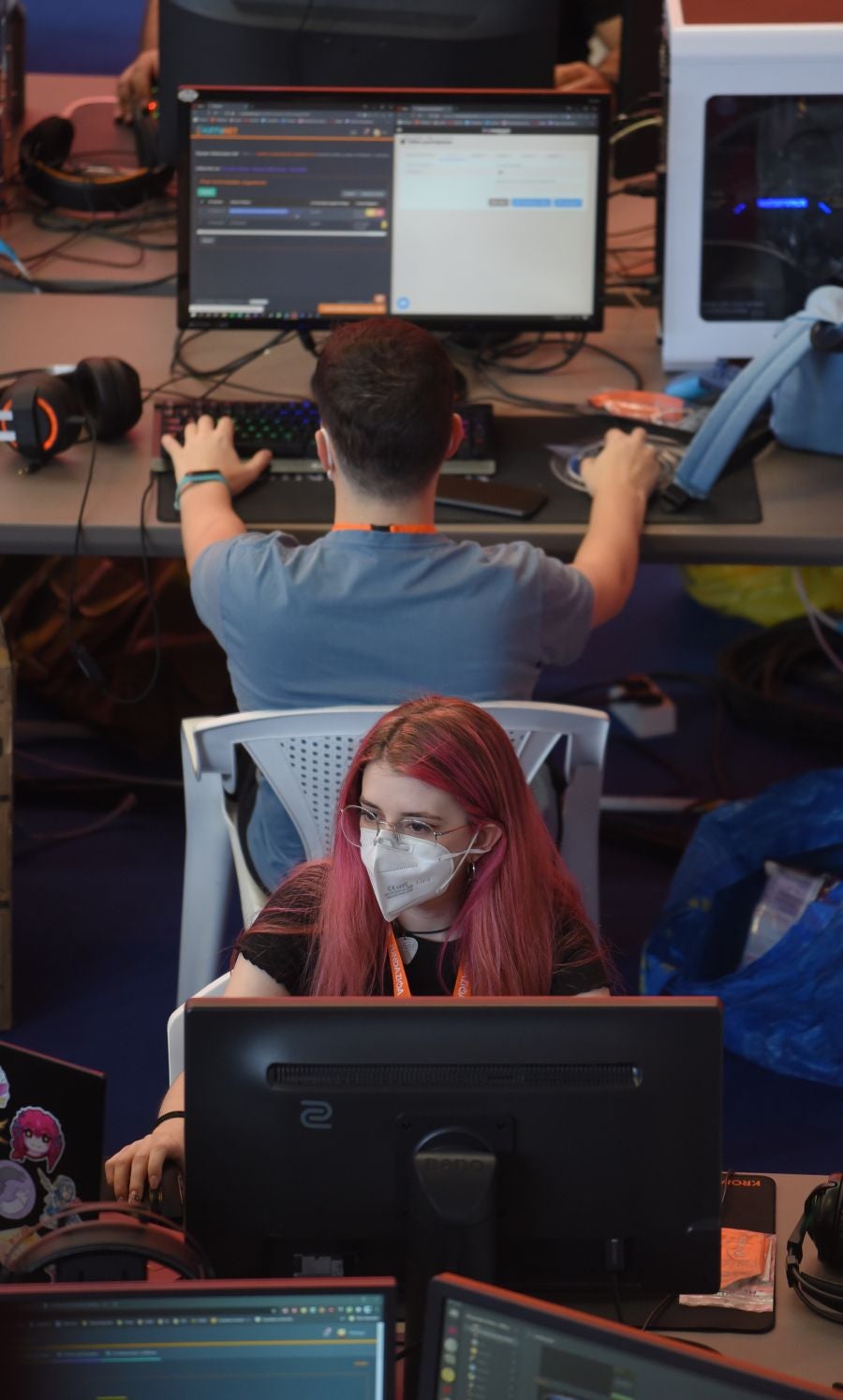 La Euskal Encounter ha arrancado este viernes con un guiño a la nostalgia: los organizadores de la primera edición se han vuelto a reunir, 28 años después, en el frontón Ederrena de Urretxu para coordinar esta 'party' que se desarrolarrá de forma telemática debido a la pandemia. 