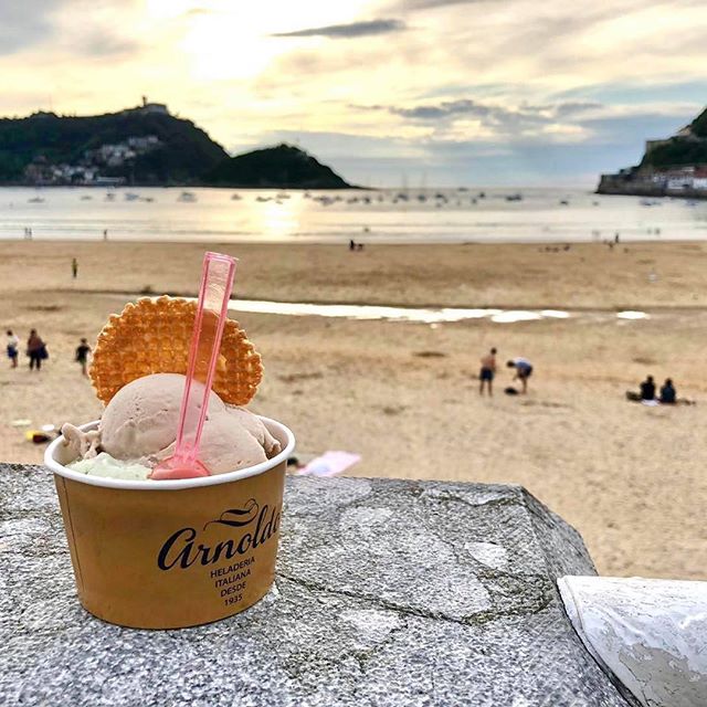 Una de las más antiguas de San Sebastián. Desde 1935, año en que se trasladaron a la ciudad, los donostiarras han podido disfrutar de sus excepcionales helados artesanales, helados de los de toda la vida, helados que evocan la infancia, la familia y el hogar.