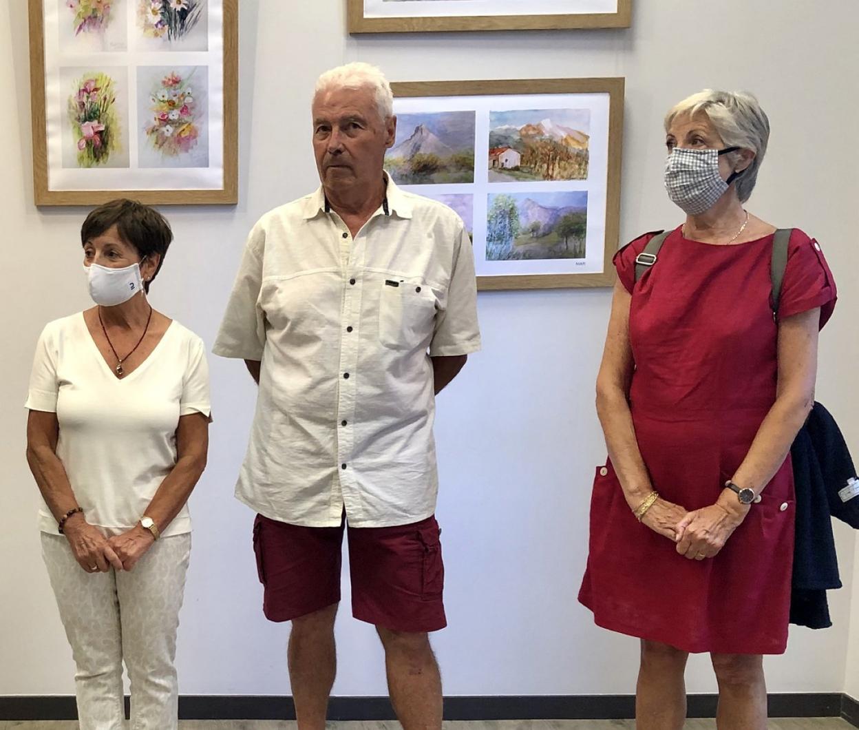 Los autores Mari González, Casimiro Bengoechea y Maije Garmendia, durante la presentación de la exposición. 