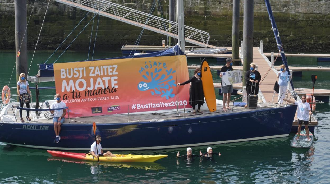 Todos los participantes, en el velero que dio inicio a la campaña solidaria. 