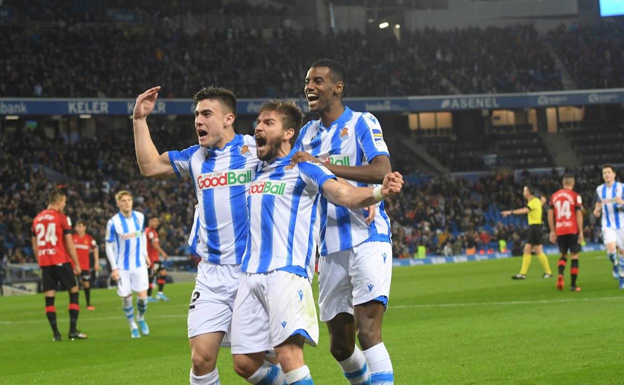 Barrenetxea, Portu e Isak celebran uno de los goles marcados esta temporada ante el Mallorca en el Reale Arena. 