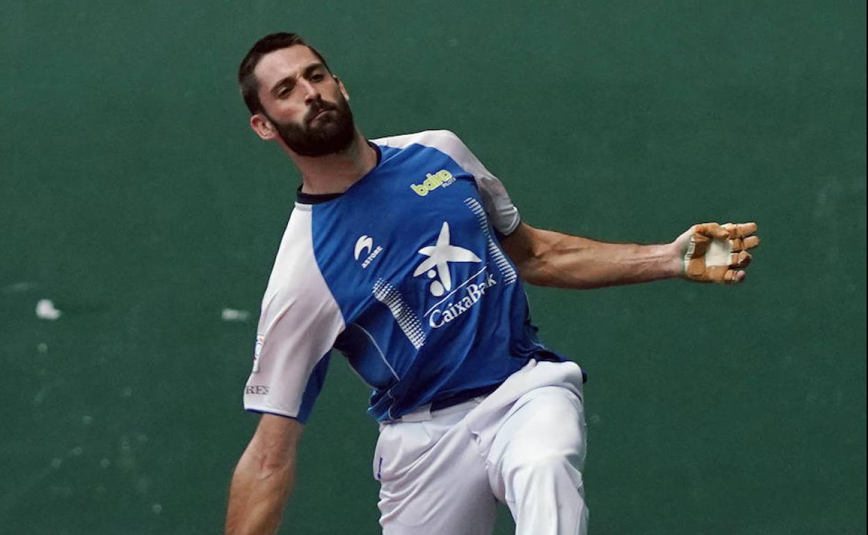 Albisu se agacha para devolver una pelota en Zarautz. 