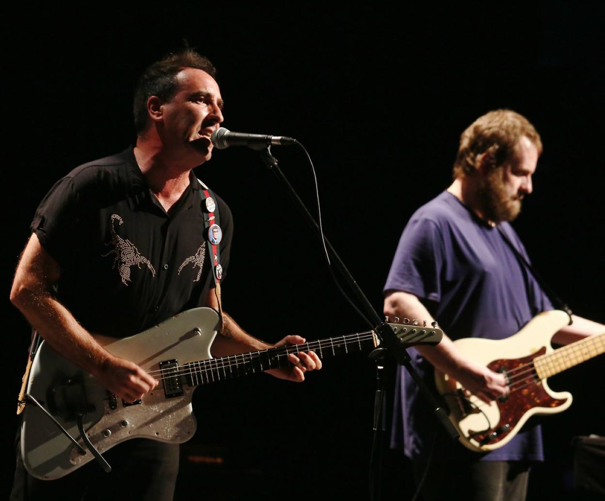 Joseba Irazoki, en plena actuación, con su bajista Jaime Nieto. 