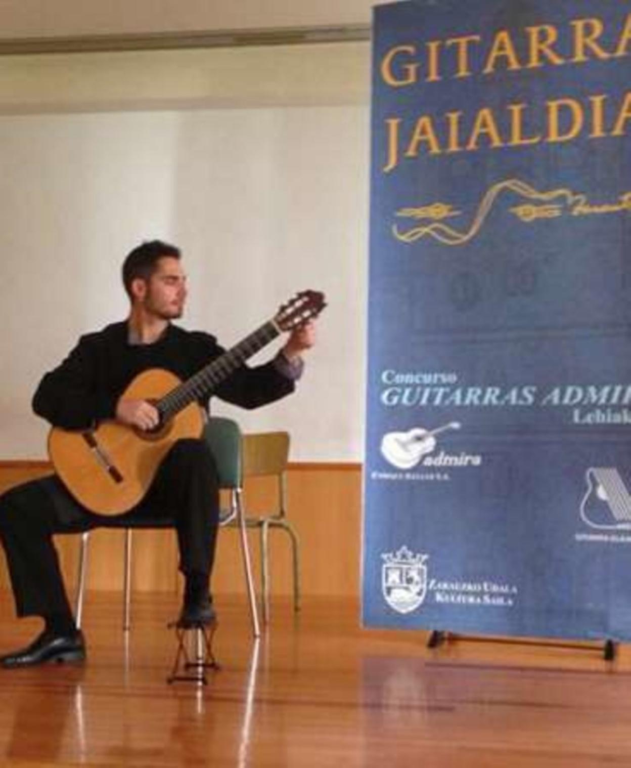 El guitarrista Unai Insausti, durante una actuación en Zarauz. 