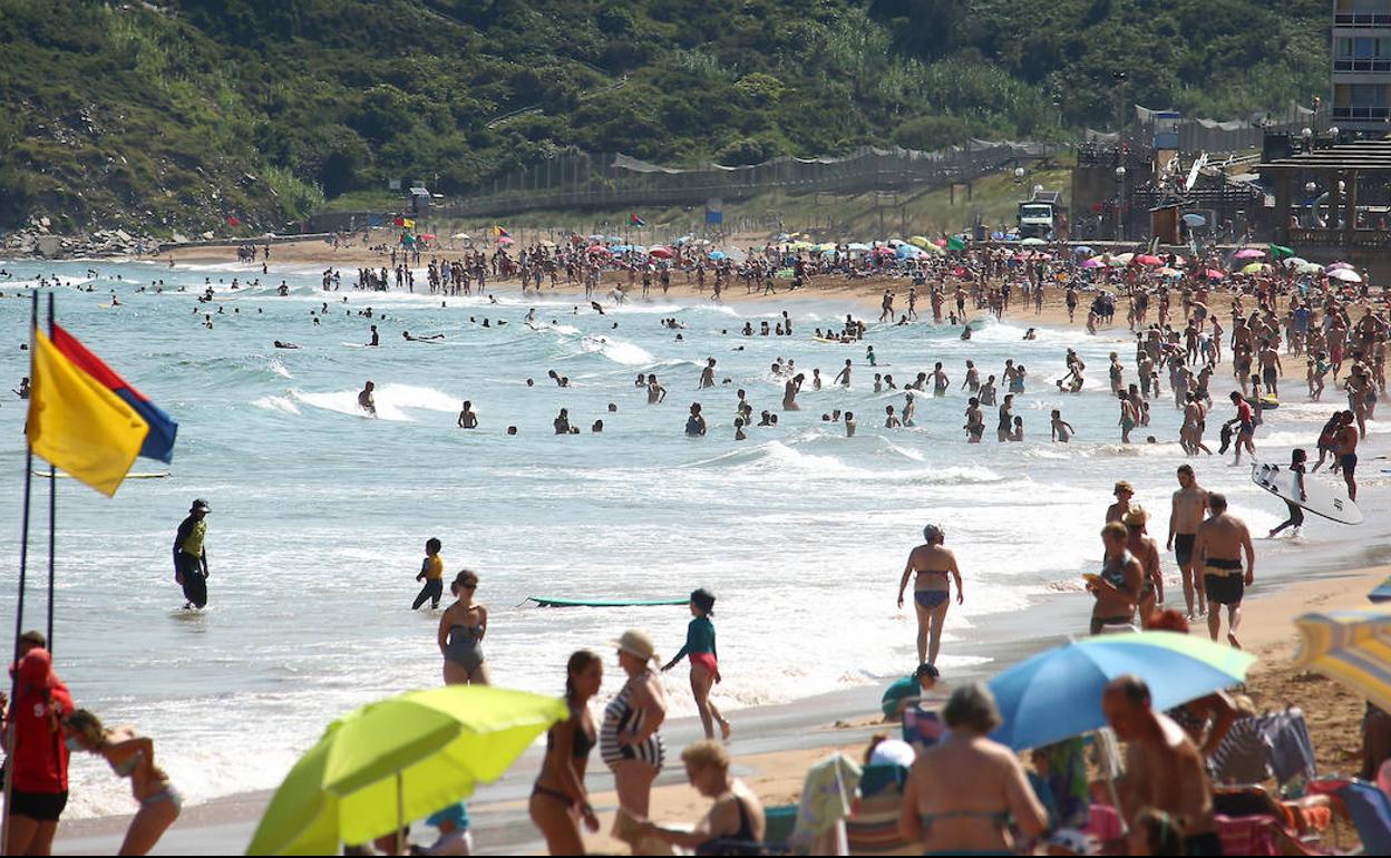 Zarautz. Las nubes que entraron por la tarde no estropearon una buena jornada playera. 