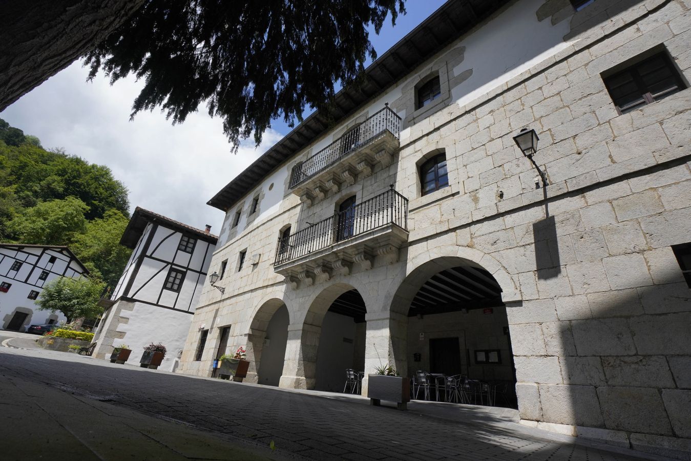 Situada en un precioso valle a los pies del macizo, cuentan que en sus huertas se cultivan las mejores alubias que luego los restauradores cocinan con mimo. 