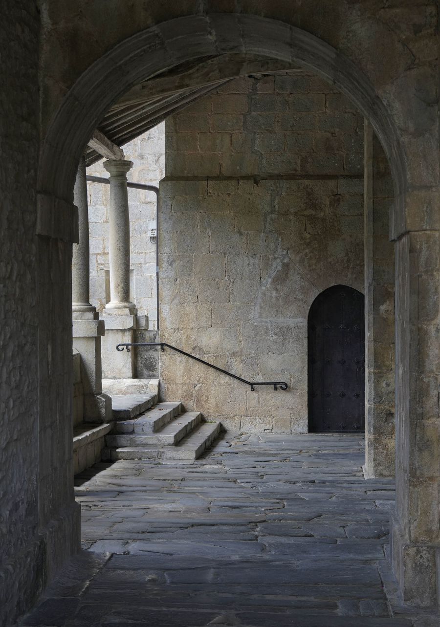 Situada en un precioso valle a los pies del macizo, cuentan que en sus huertas se cultivan las mejores alubias que luego los restauradores cocinan con mimo. 