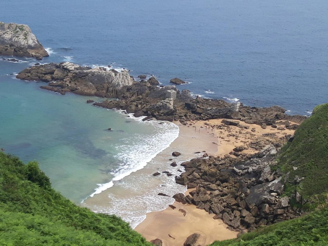 Las rocas de Mollari y la playa que queda a la vista con la marea baja. 