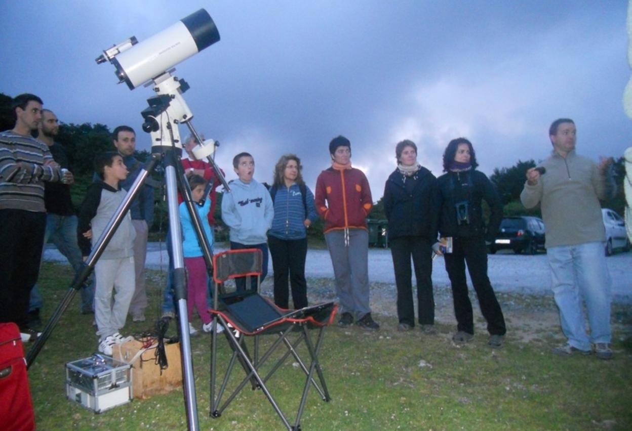 Observación de estrellas dirigida por miembros de la Sociedad Aranzadi. 