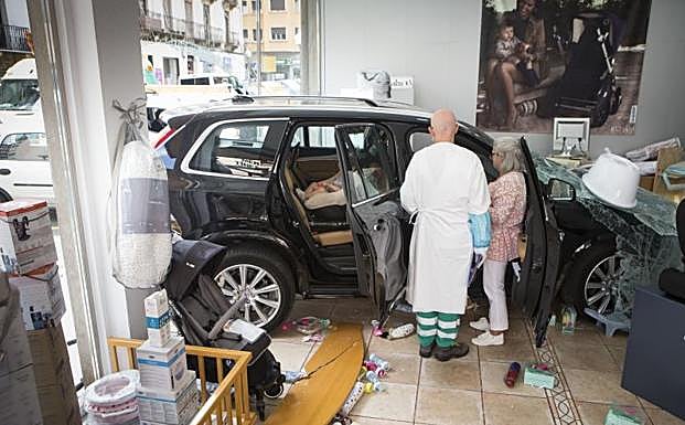 El vehículo ha roto la luna y se ha detenido junto al mostrador de la tienda 'Elementines'.