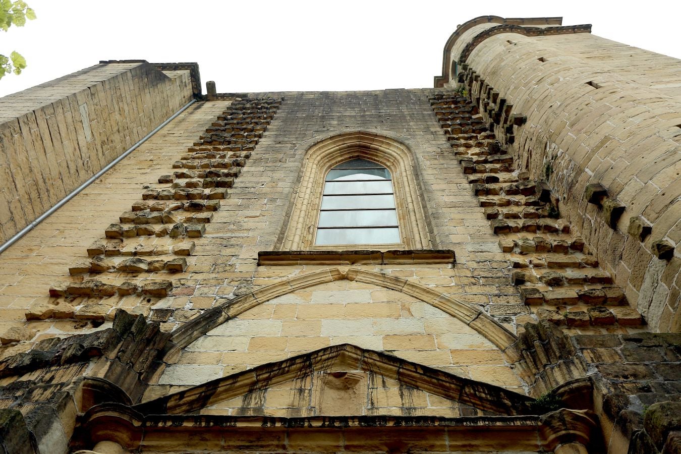 La localidad más pequeña de la comarca, ubicada entre el mar y la montaña, presume de un casco histórico de gran valor artístico y arquitectónico muy bien conservado. 