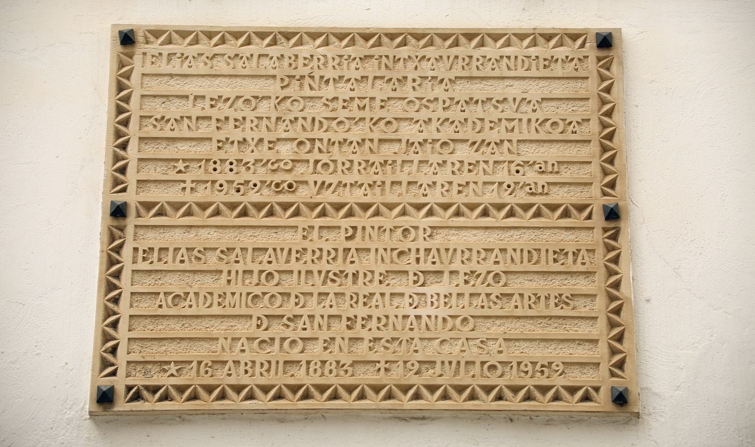 La localidad más pequeña de la comarca, ubicada entre el mar y la montaña, presume de un casco histórico de gran valor artístico y arquitectónico muy bien conservado. 
